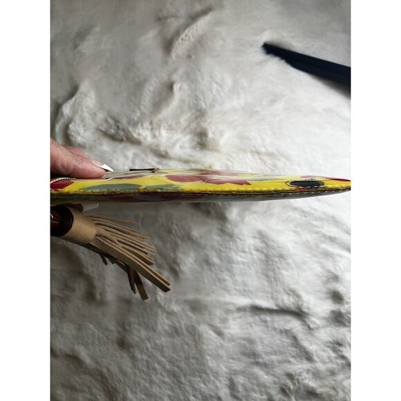 NWOT DOONEY & BOURKE VINYL FLOWER WRISTLET CLUTCH POUCH - Picture 9 of 9